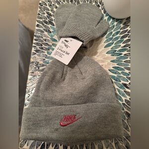 NWT Nike infant/toddler gray 2-pc hat & mittens set